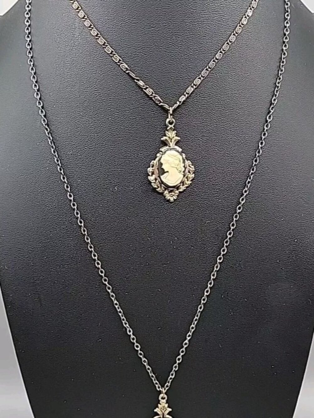 Double Faux Glass Cameo Necklace 18" Gold Tone Chain Right & Left Facing - Picture 5 of 13